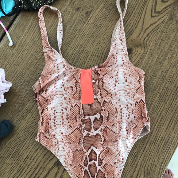 One piece thong bathing suit - Picture 2 of 5